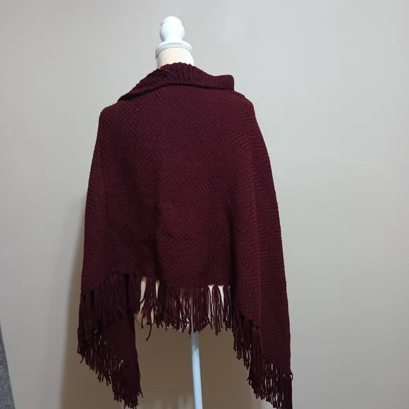 Chic Gray and Burgundy Women's Poncho Set - Picture 2 of 10